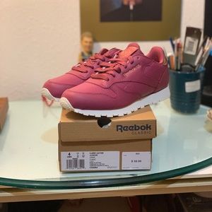 Gradeschool / Woman’s Reebok Classic